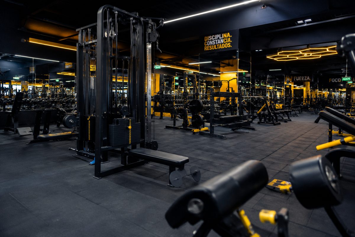 Socio validando su ingreso al gimnasio con lector biometrico en el torniquete